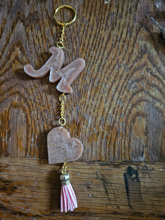 porte clés avec lettre et pendentif.
