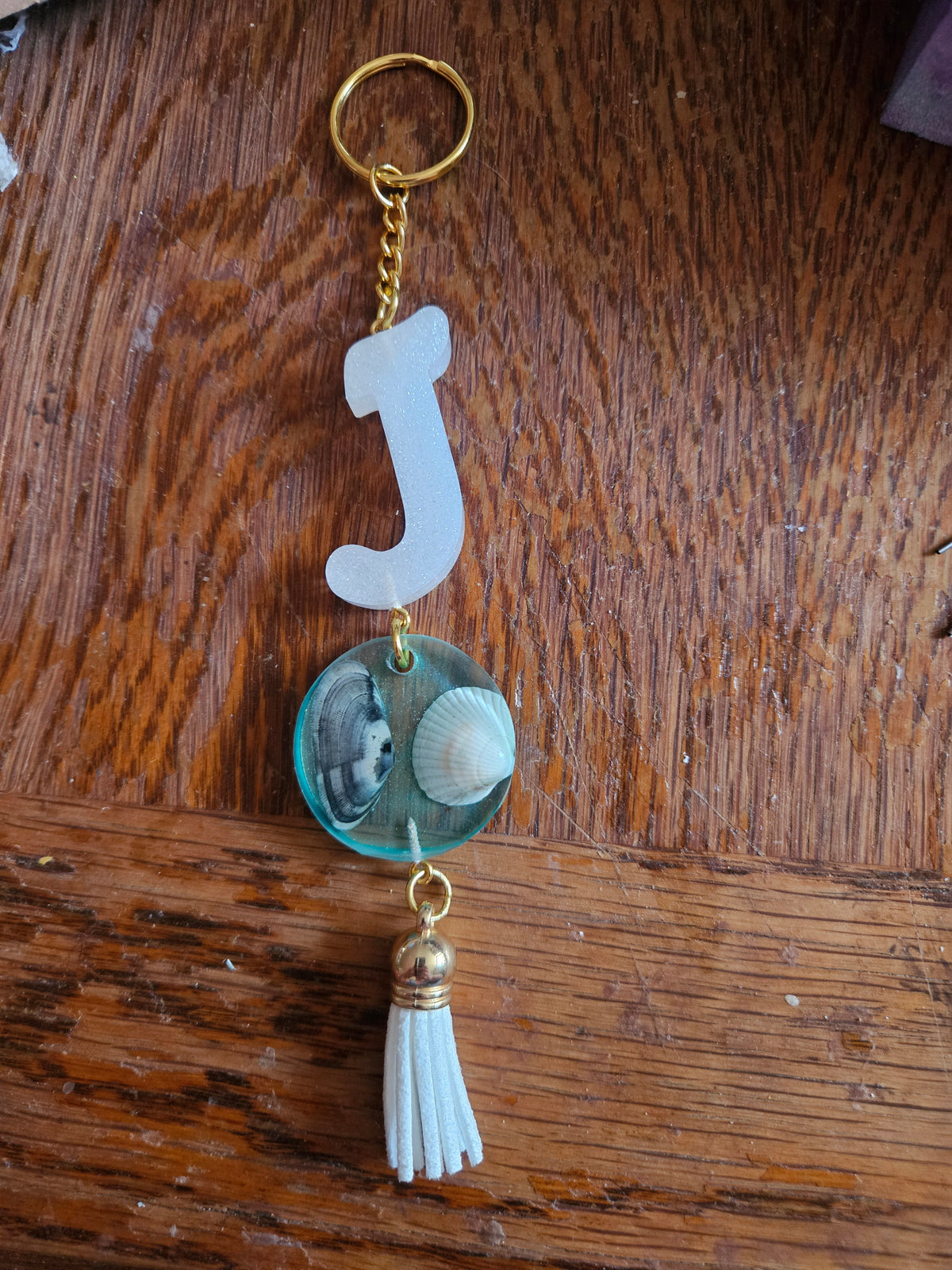 porte clés personnalisé lettre et coquillage.