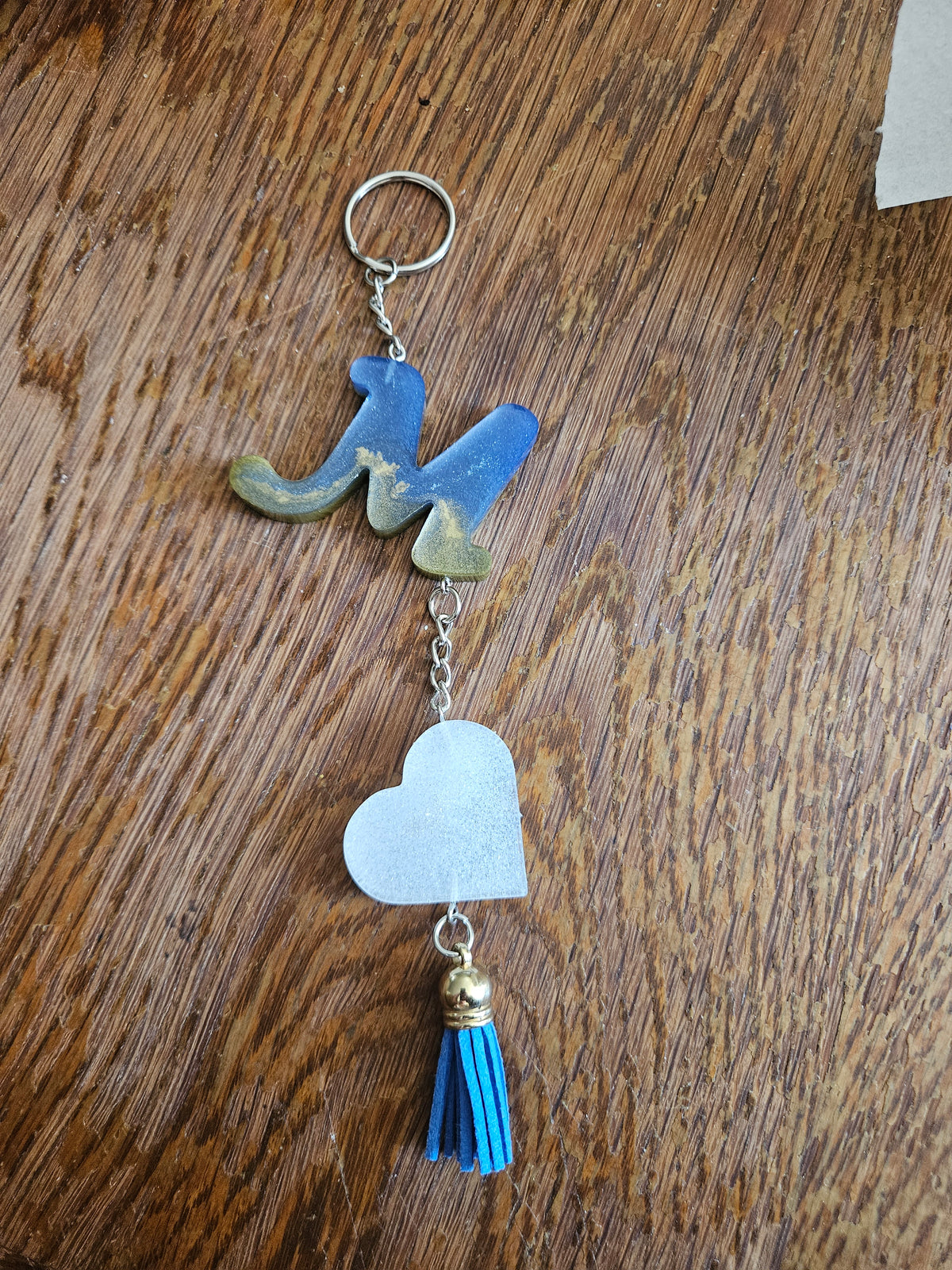 porte clés avec lettre et pendentif.