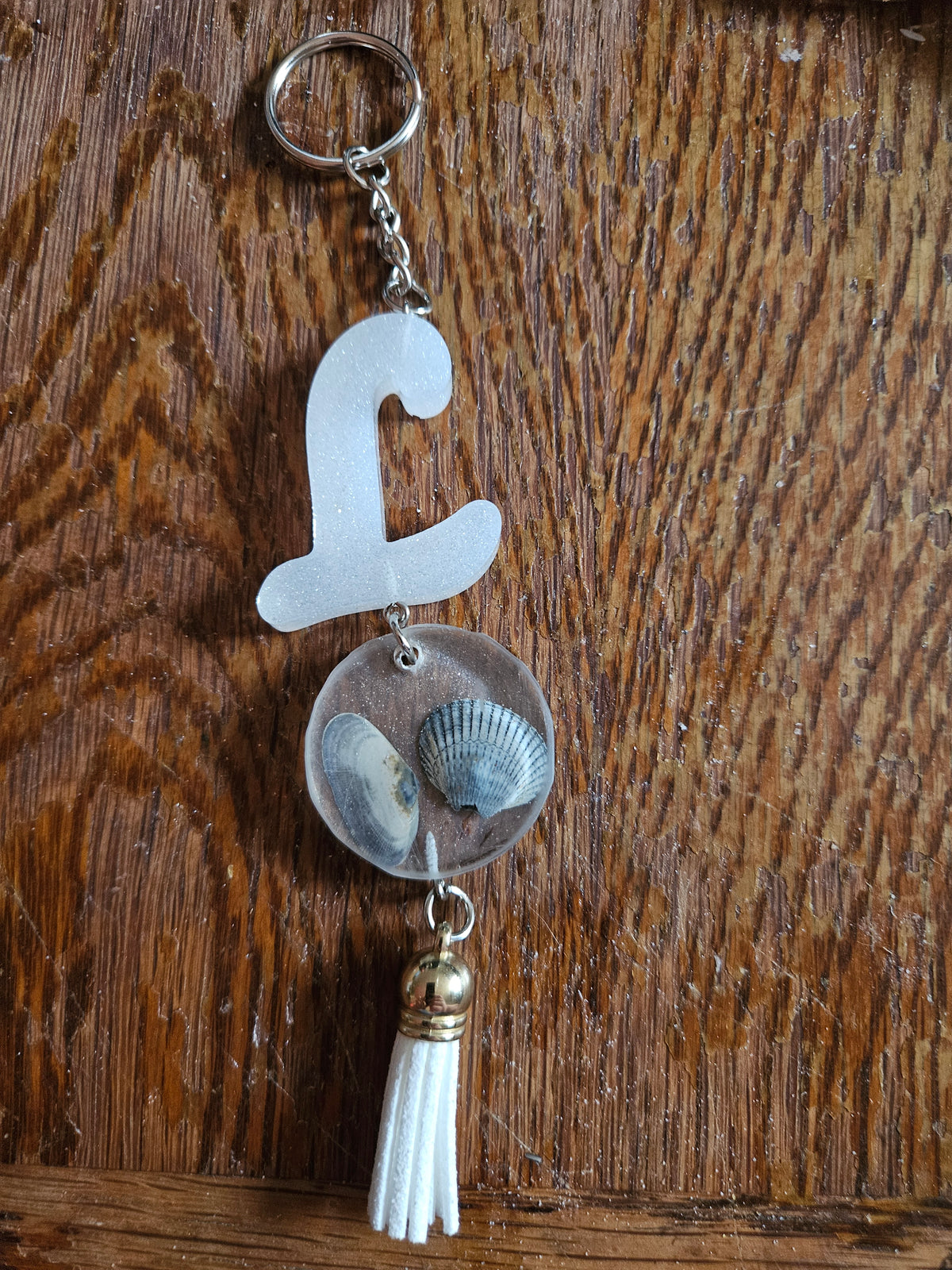 porte clés personnalisé lettre et coquillage.