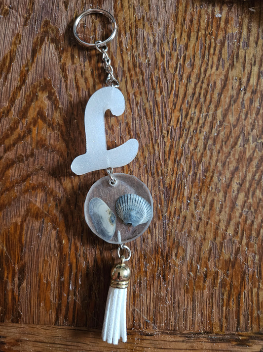 porte clés personnalisé lettre et coquillage.