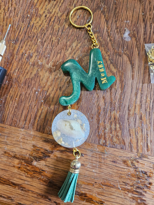 porte clés personnalisé lettre et coquillage.